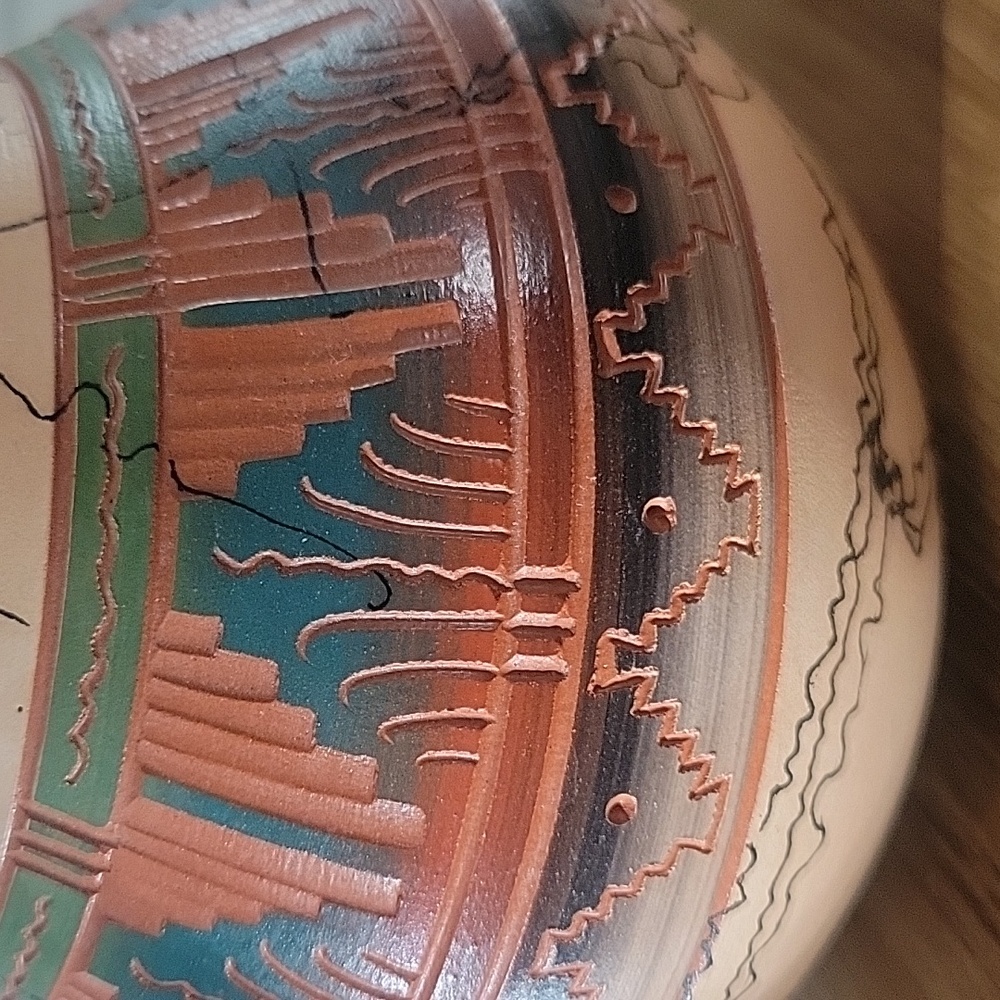 Small Signed Navajo Horsehair Etched Sgraffito vase pot - Picture 8 of 9